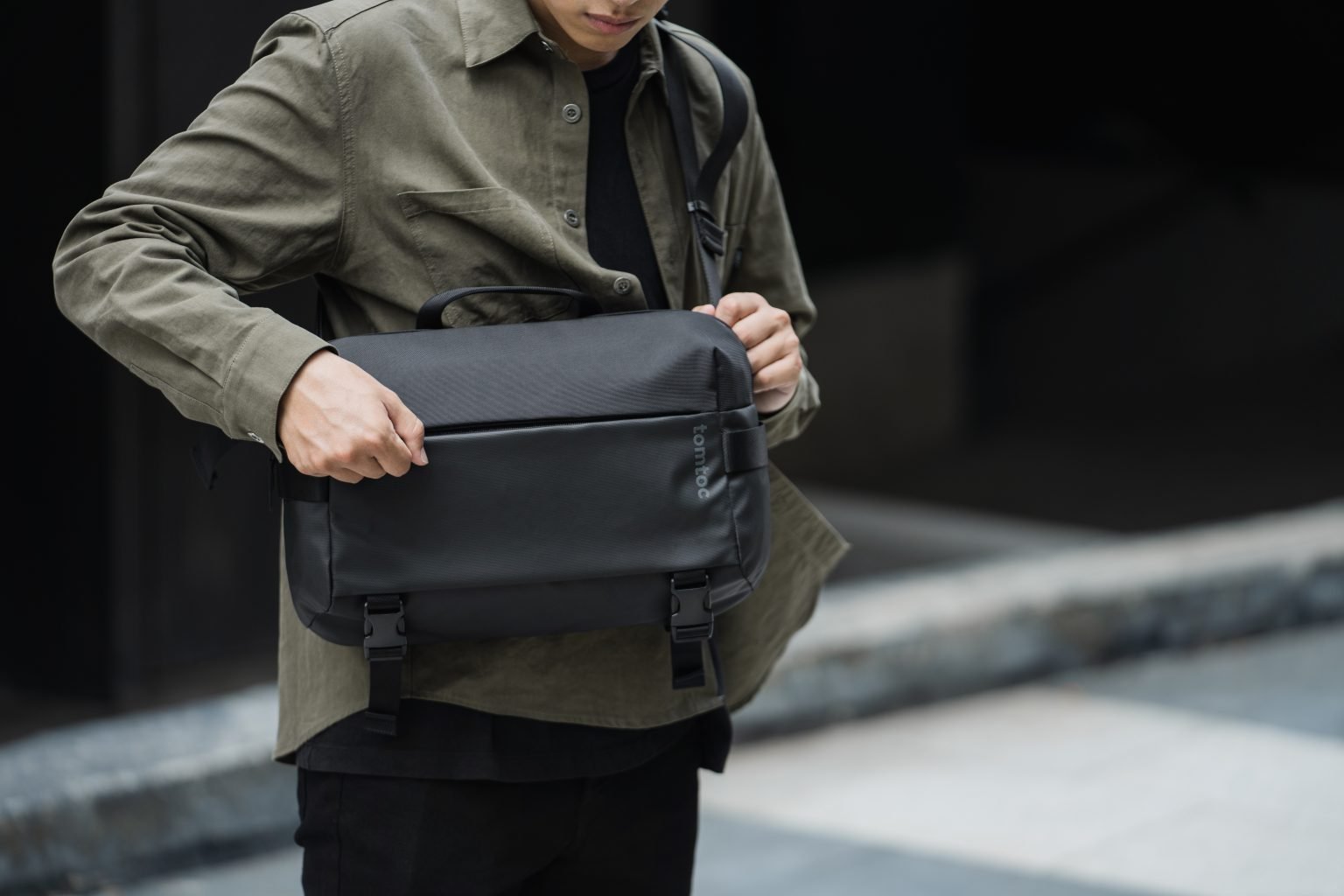 Túi Đeo Vai Tomtoc (USA) Urban Codura Sling Bag Travel & Work 13.3-14.2″ (H02-C04D01)