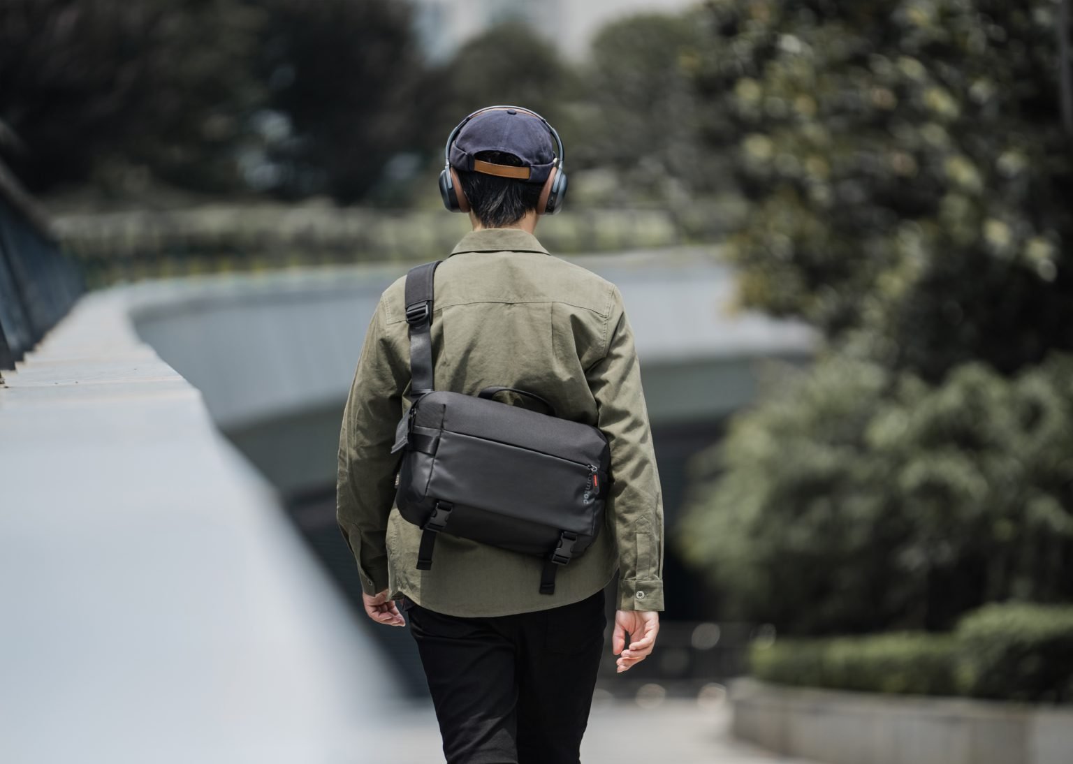 Túi Đeo Vai Tomtoc (USA) Urban Codura Sling Bag Travel & Work 13.3-14.2″ (H02-C04D01)